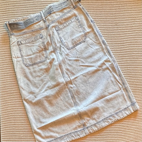 Soft Denim Pencil Skirt with belt from Gap. - Picture 3 of 15